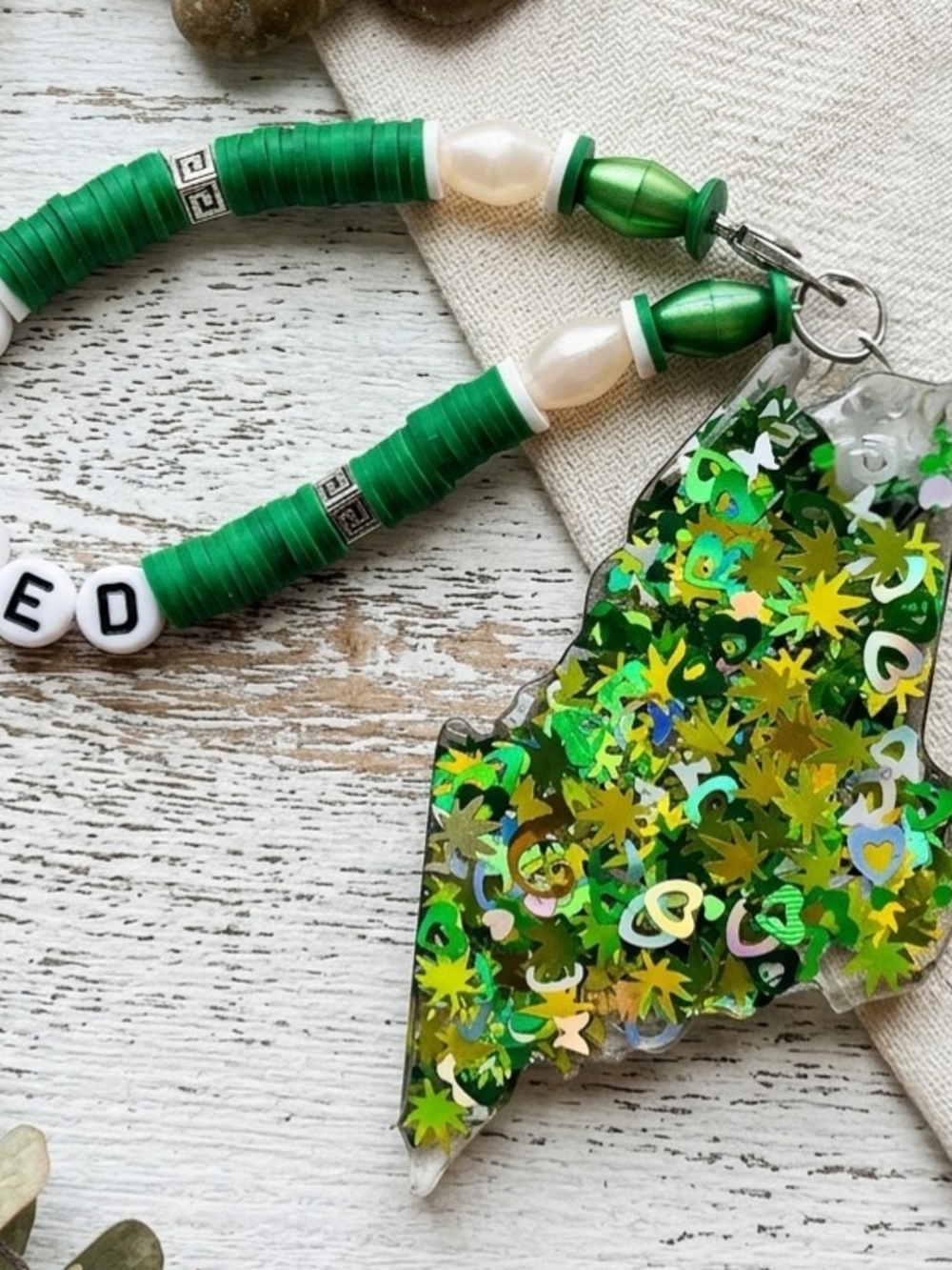 State of Maine “Wicked” Green Leaves Hearts Sparkle Sequins Bracelet Keychain